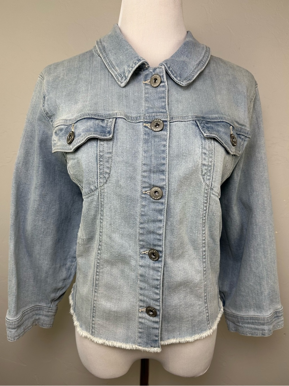 Torrid Denim Jacket Womens 4 Light Wash Frayed Hem Stretch Button Front Plus